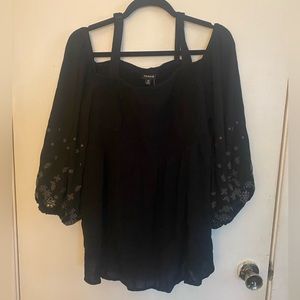 Torrid-NWT- Women’s size 00(10/12)black babydoll off- shoulder top with straps